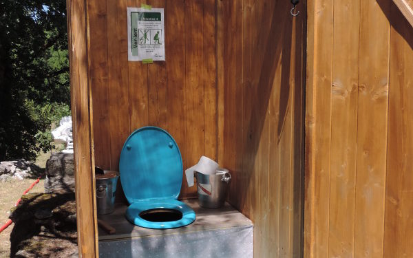 Chroniques de l’été – toilettes sèches mobiles