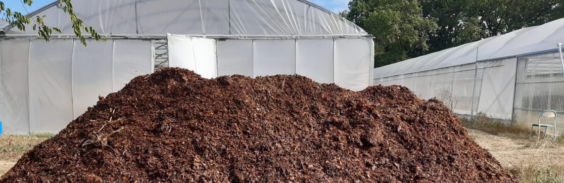 Compostage en bout de champ – Premier épandage du compost mûr