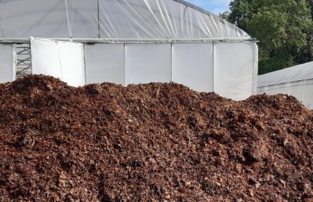 Compostage en bout de champ – Premier épandage du compost mûr